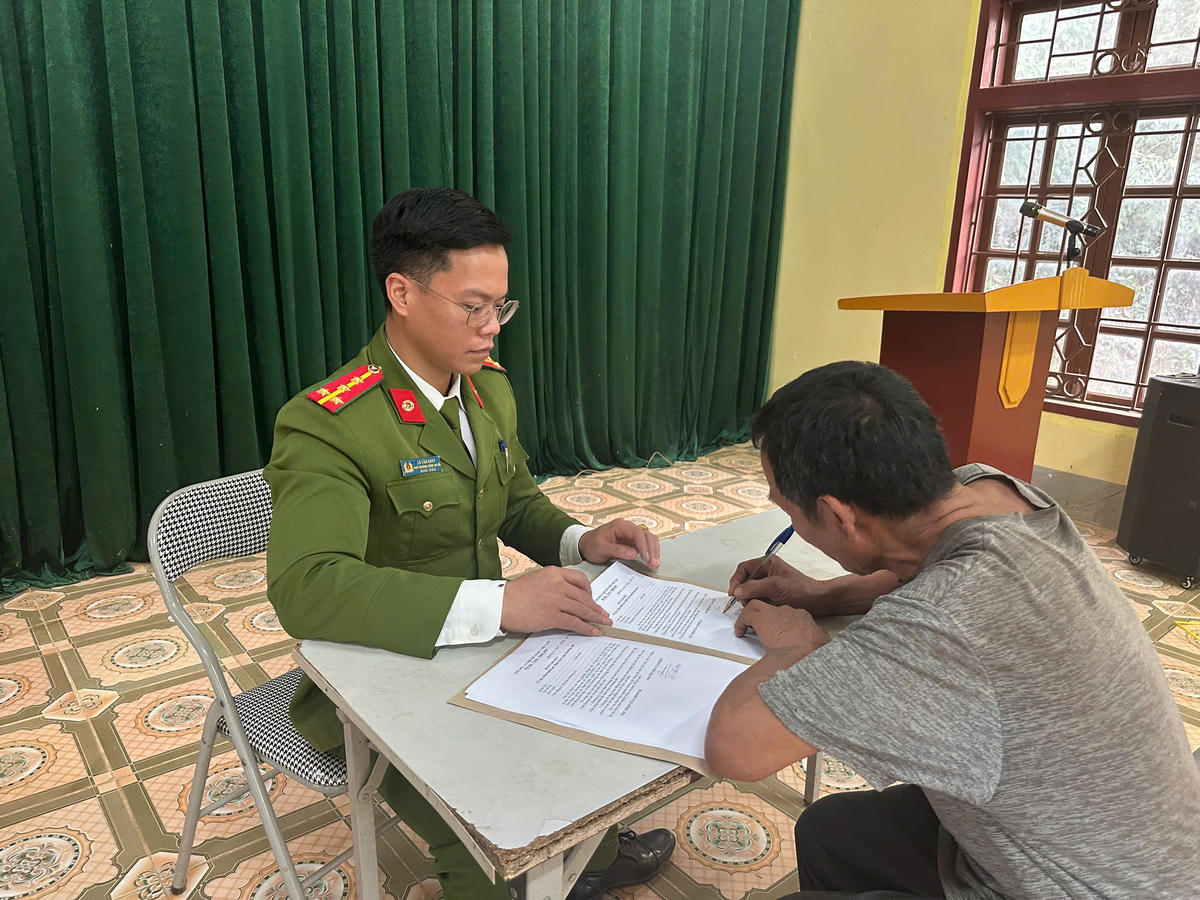 Lực lượng công an làm việc với các cá nhân liên quan. Ảnh: T.H.