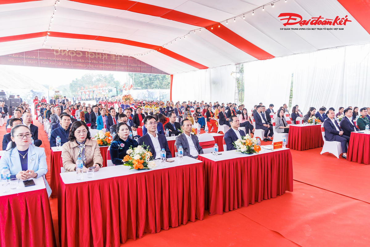 Các đại biểu tham dự Lễ khởi công&nbsp;xây dựng đường kết nối cầu Tứ Liên từ nút giao đường dẫn cầu Tứ Liên với đường Trường Sa đến đường cao tốc Hà Nội - Thái Nguyên. Ảnh: Quang Vinh.
