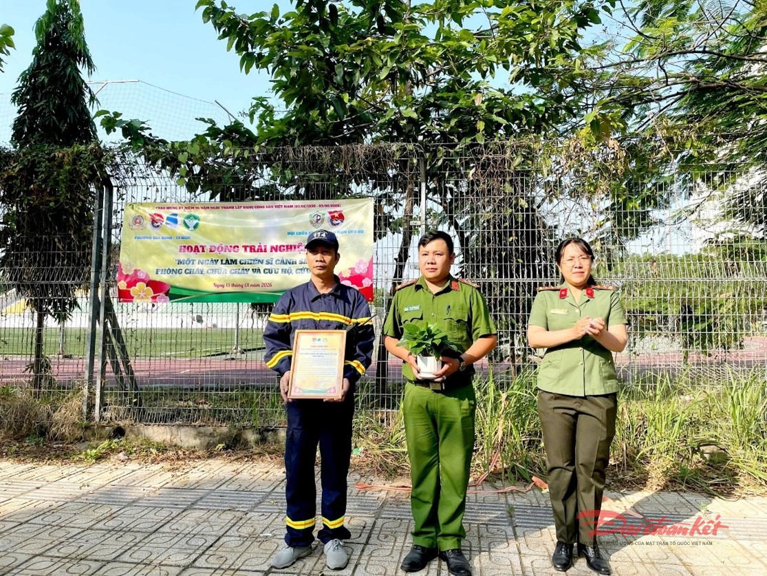 Đại diện các đơn vị nhận Thư cảm ơn
của Ban Thường vụ Đoàn phường Gia Định. Ảnh: VL.