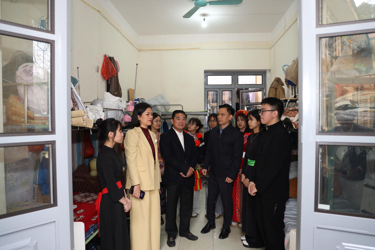 Đơn vị tài trợ kiểm tra, bàn giao phòng ký túc xá của học sinh bị ảnh hưởng do mưa lũ đã được sửa chữa khang trang.