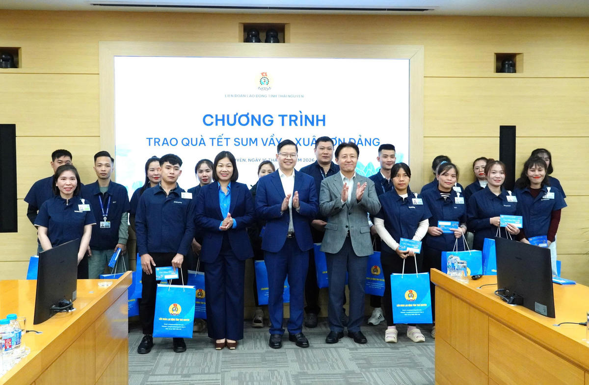 Tặng quà cho công nhân có hoàn cảnh khó khăn của Công ty SEVT. Ảnh: Thu Huệ.