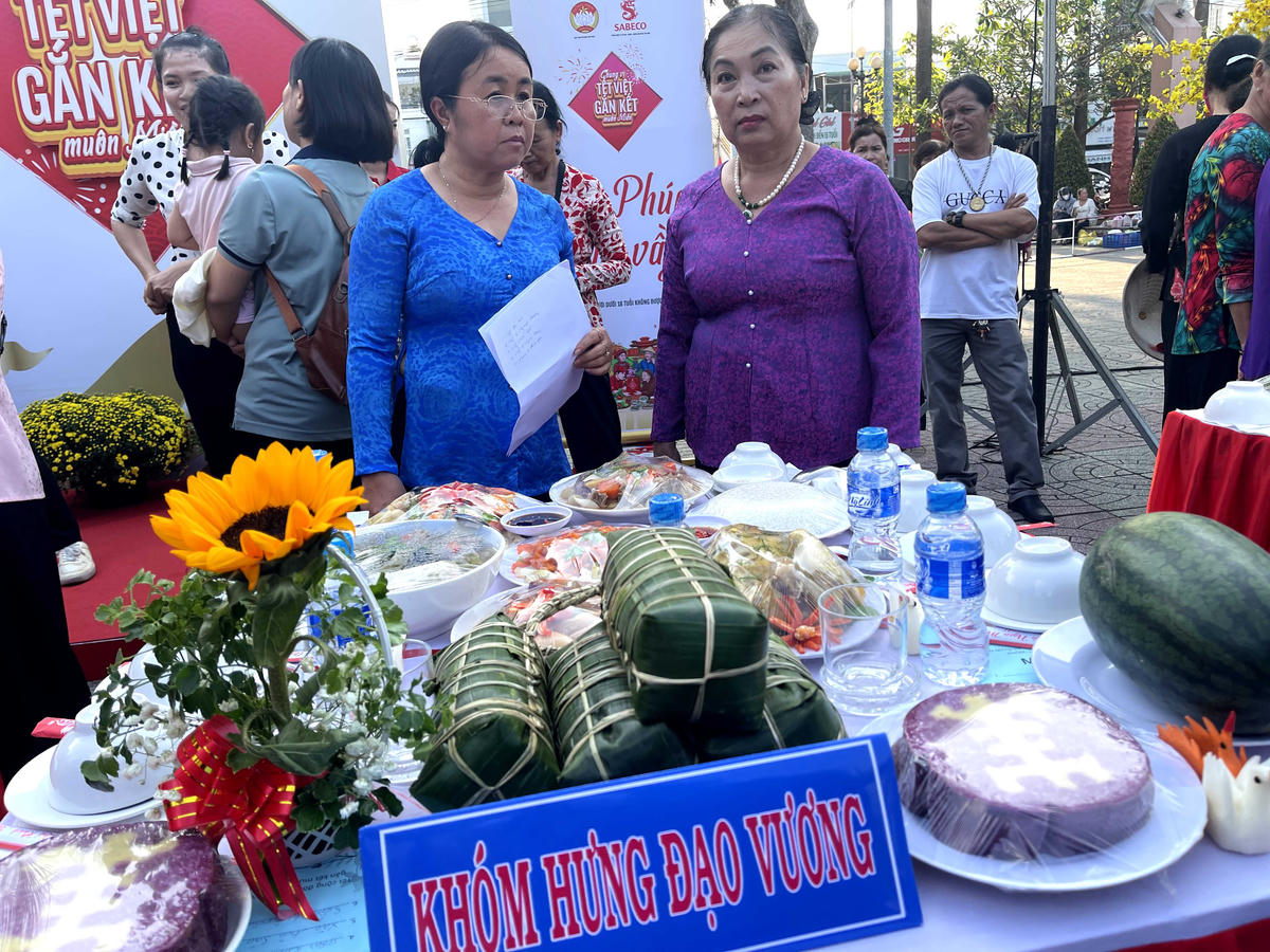 Chương trình “Chung vị tết Việt, gắn kết muôn miền” tặng 500 phần quà tại Vĩnh Long