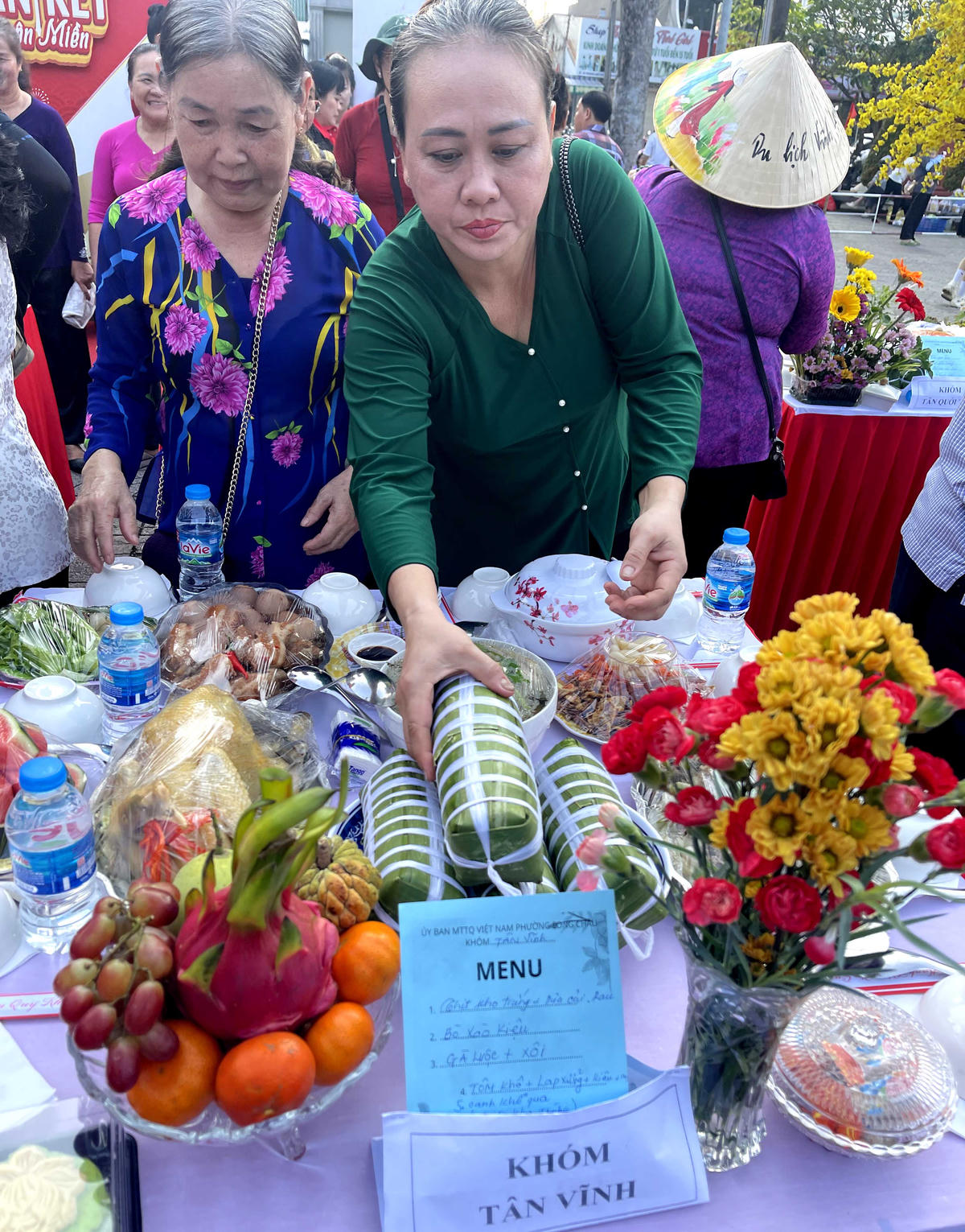 Mâm cơm ngày Tết của Khóm Tân Vĩnh tham gia tại chương trình với chủ đề "Tết quân dân" với nhiều món ăn ấm cúng. Ảnh: Quốc Trung&nbsp;