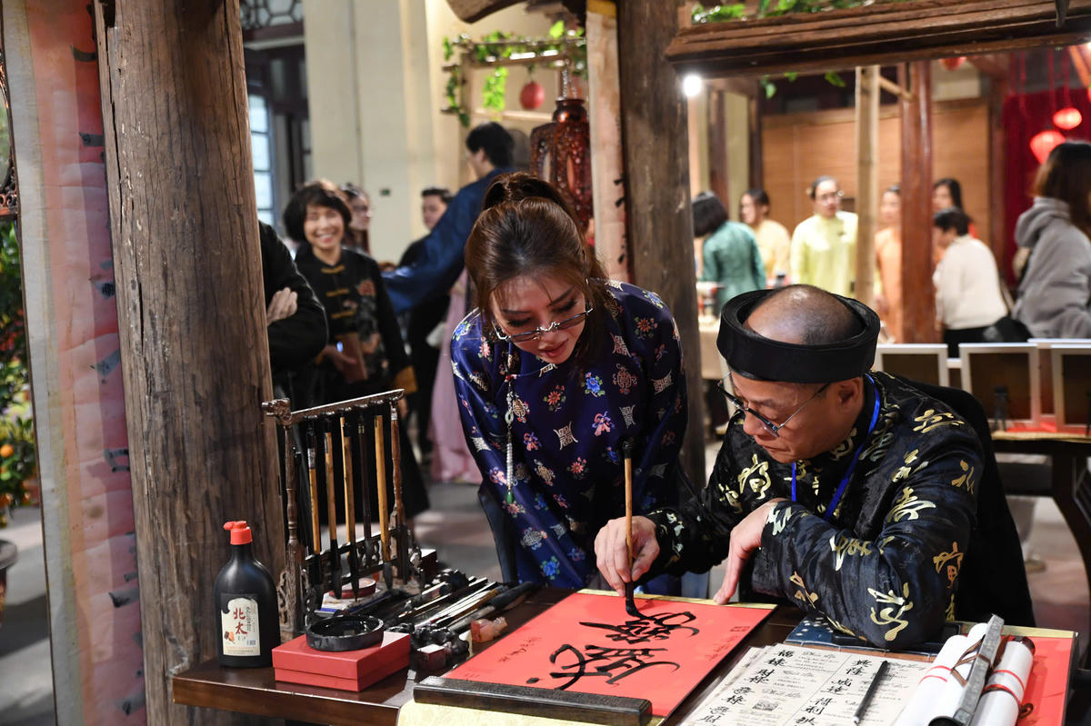 Không gian viết thư pháp thu hút sự quan tâm đặc biệt của giới trẻ. Ảnh: Phạm Sỹ.