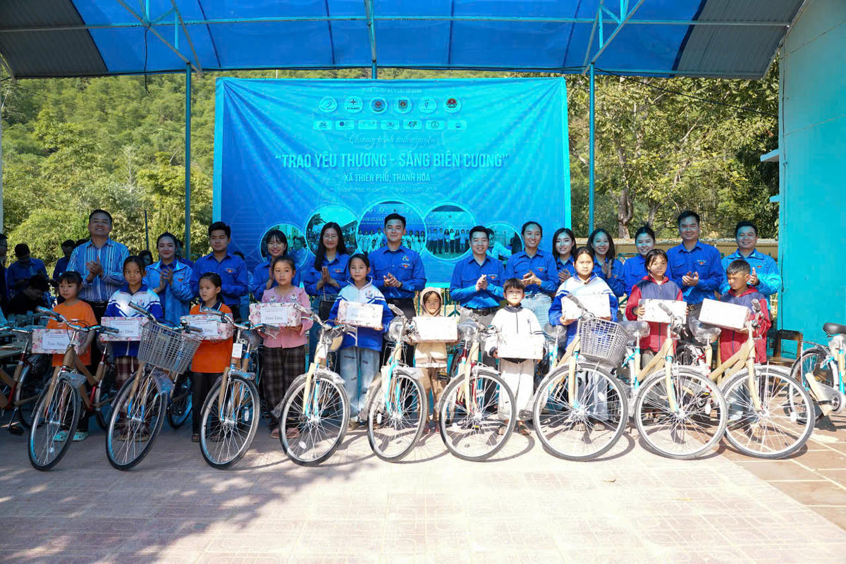 Lãnh đạo UBND xã Thiên Phủ cùng đoàn công tác trao quà cho các em học sinh nghèo vượt khó tại Trường Tiểu học Thiên Phủ.