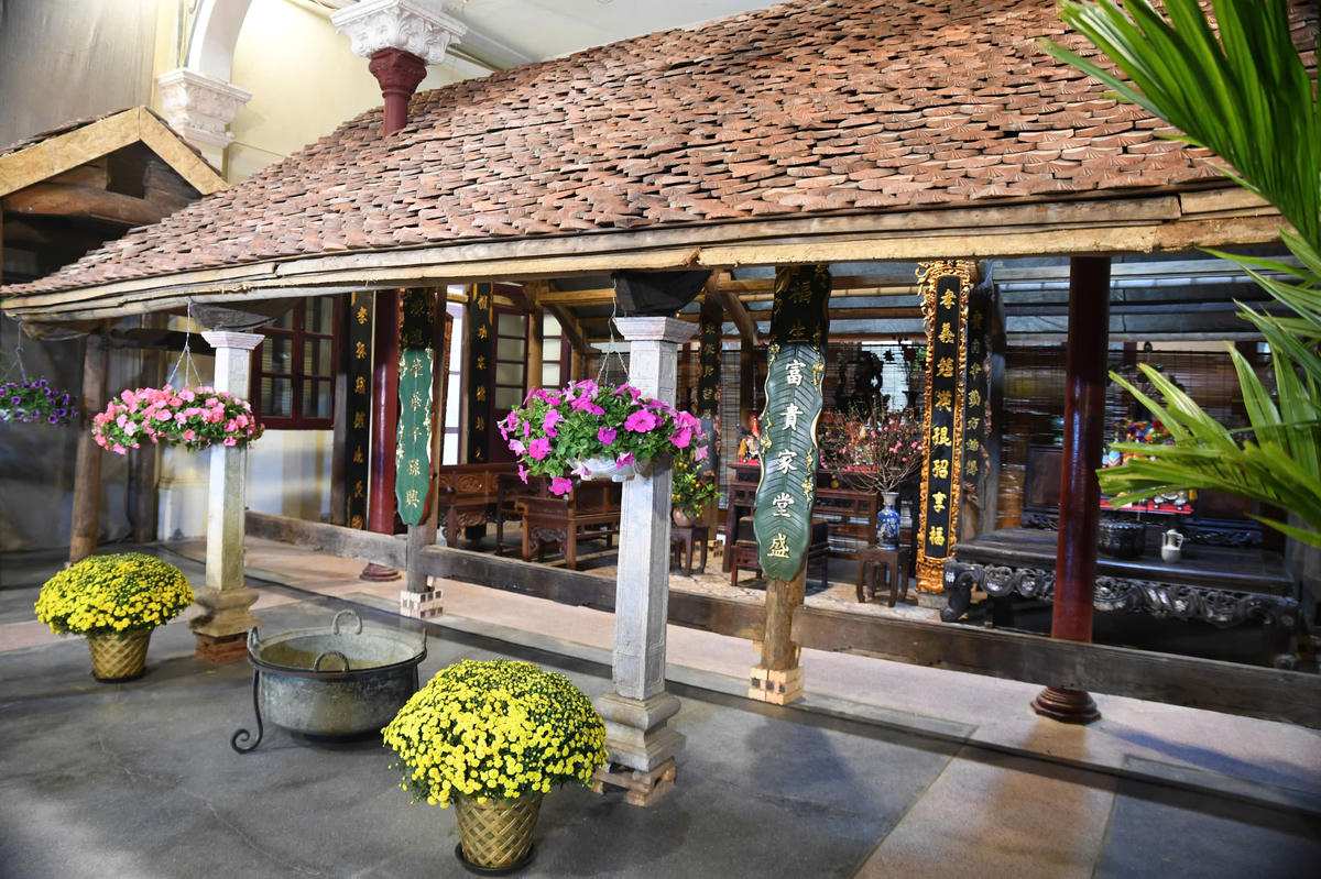 Nếp nhà cổ chào đón mùa xuân về. Ảnh: Phạm Sỹ.