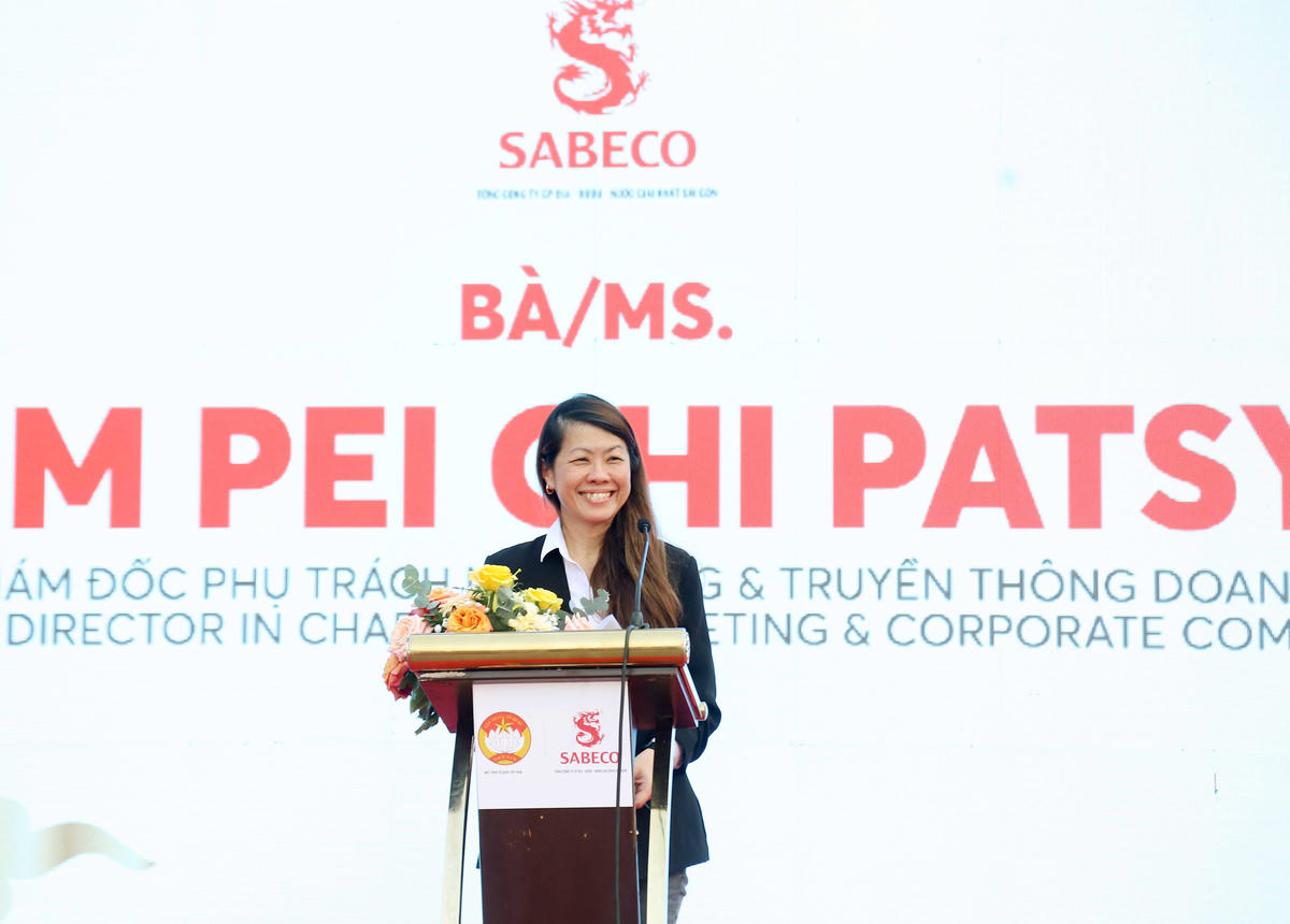 Bà Lim Pei Chi Patsty, Phó Tổng giám đốc phụ trách Marketing và Truyền thông Sabeco phát biểu tại buổi lễ.&nbsp;