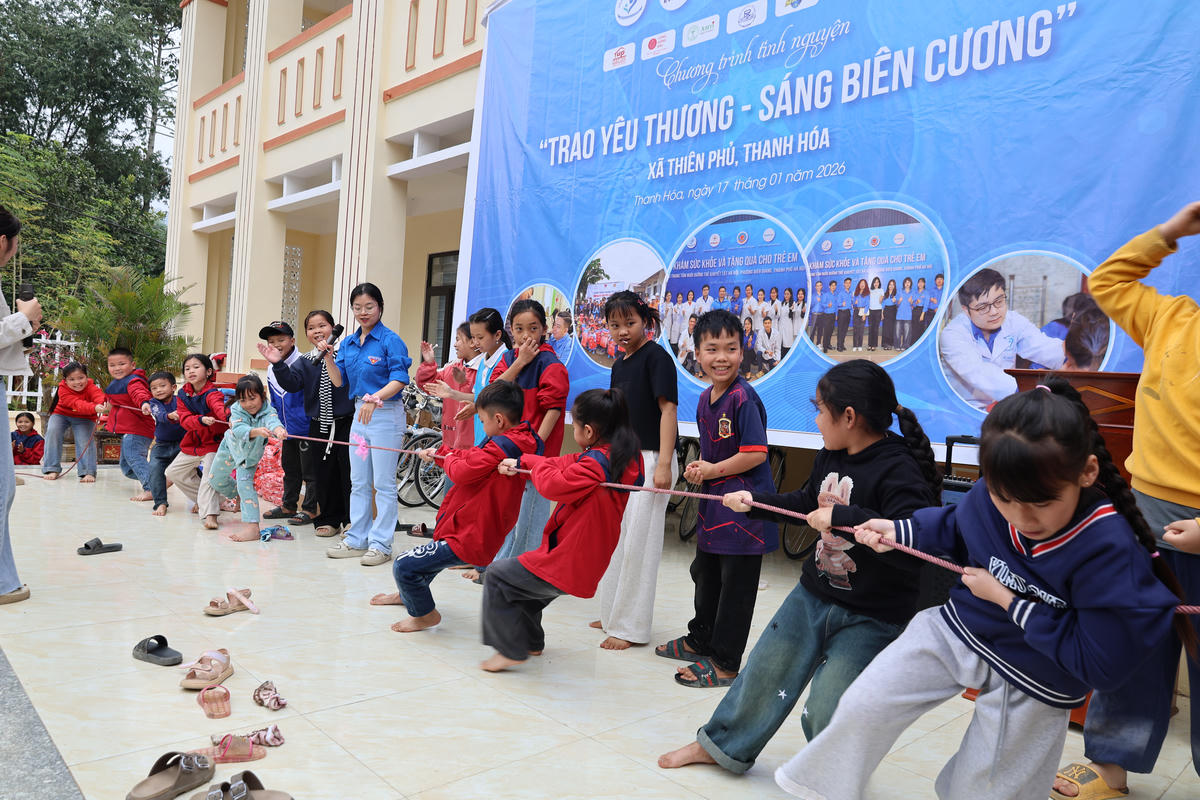 Thăm khám miễn phí cho gần 1.000 trẻ em ở xã miền núi Thanh Hoá