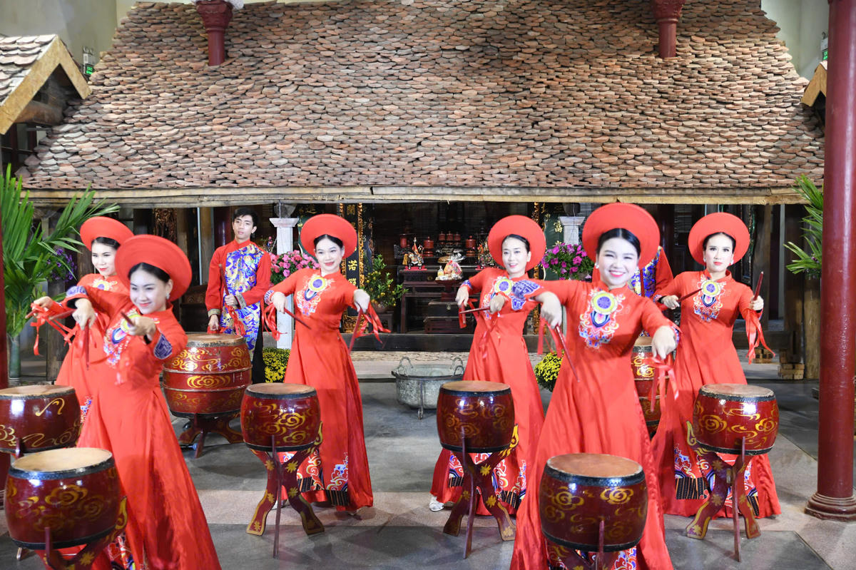 &nbsp;Chương trình được bắt đầu bằng màn trống hội rộn ràng gọi xuân về. Ảnh: phạm Sỹ.