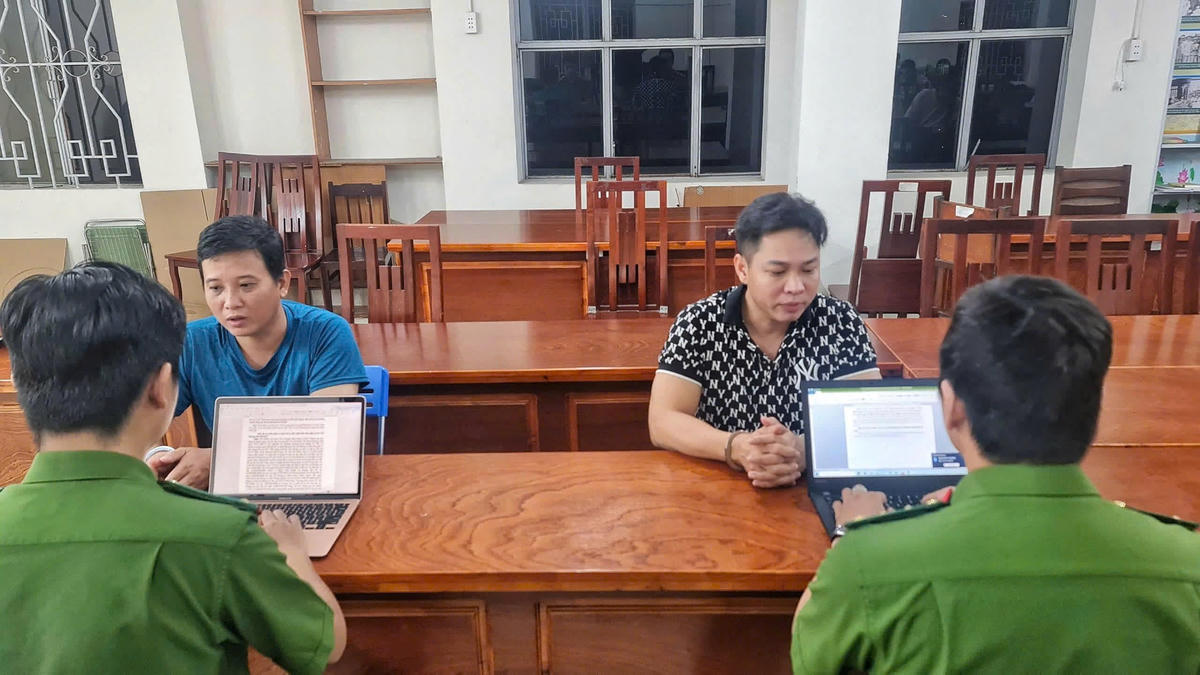 Công an lấy lời khai các đối tượng trong đường dây. Ảnh: CA.