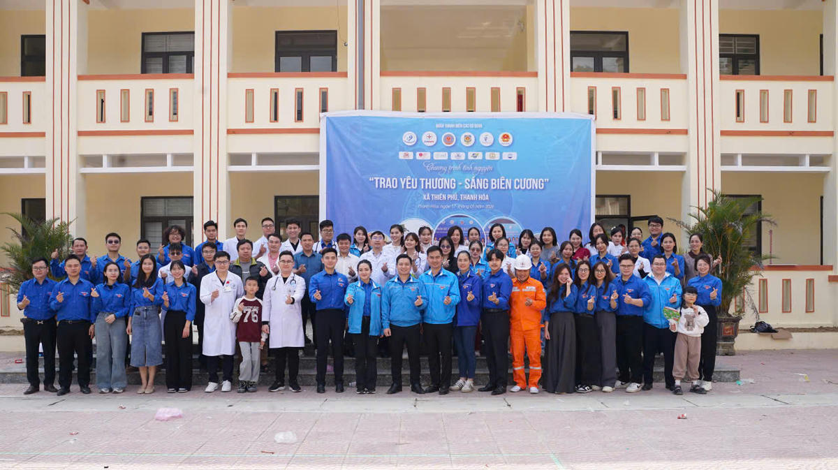 Đoàn tình nguyện "Trao yêu thương - Sáng biên cương” chụp ảnh lưu niệm.