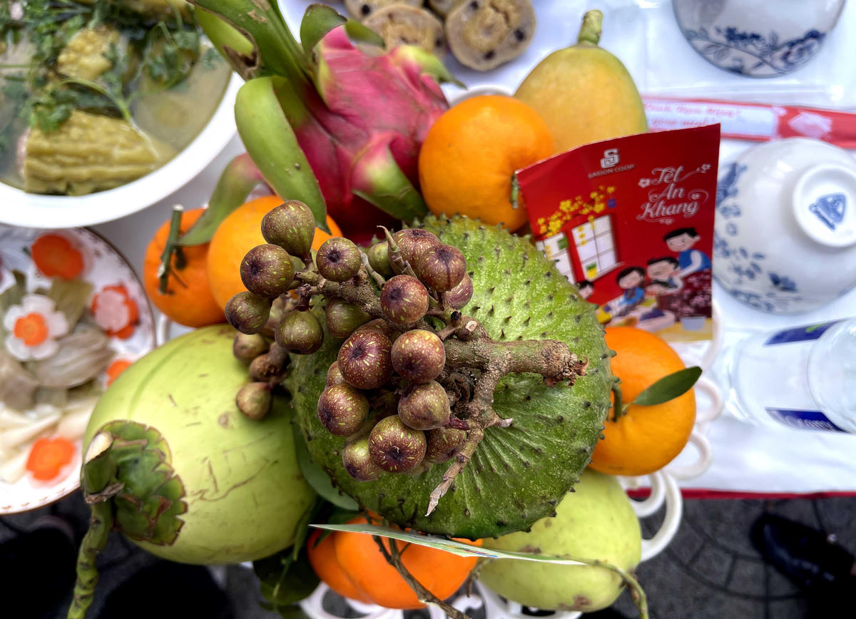 Mâm ngũ quả đặc trưng của người dân Nam Bộ với thông điệp "Cầu dừa, đủ, xài, sung túc"đầy đủ các loại trái cây thể hiện thông điệp, mãng cầu, trái dừa, đu đủ, xoài, sung. Ảnh: Quốc Trung&nbsp;&nbsp;