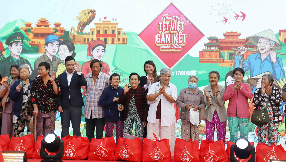 Đại diện Ủy Ban Trung ương MTTQ Việt Nam và Sabeco trao quà cho bà con tỉnh Vĩnh Long. Ảnh: Quốc Trung&nbsp;