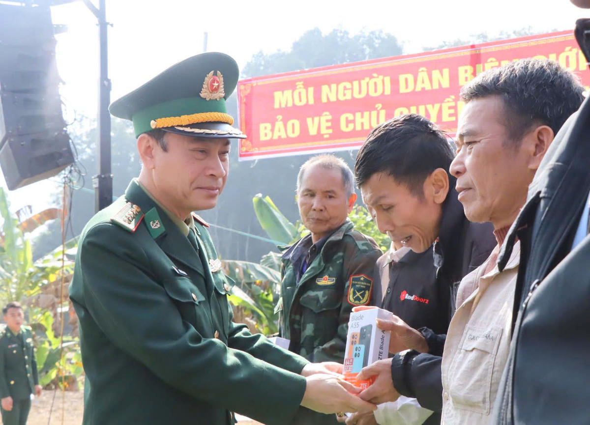 Lãnh đạo Ban Chỉ huy BĐBP tỉnh Lai Châu tặng điện thoại thông minh cho người dân vùng biên. Ảnh: Hân Nguyễn.