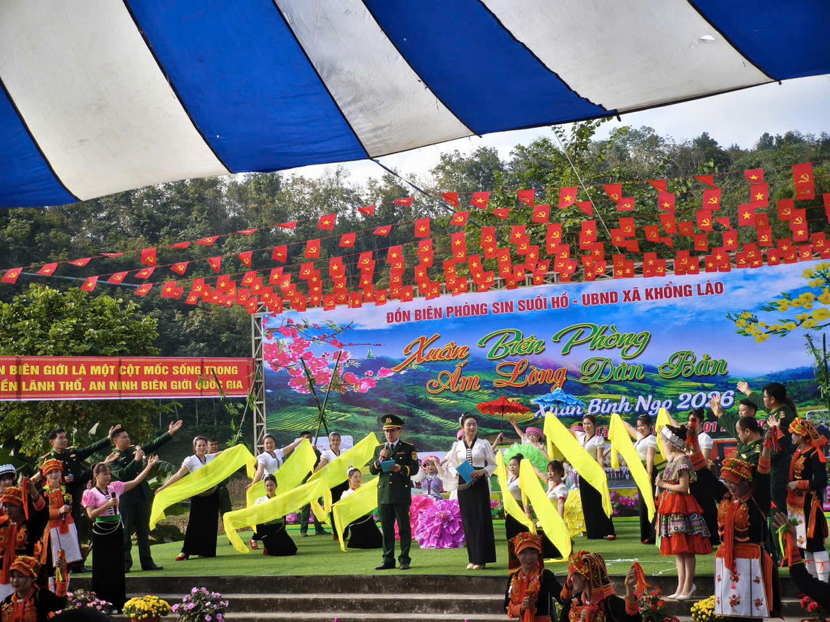 Các tiết mục văn nghệ chào mừng. Ảnh: Hân Nguyễn.