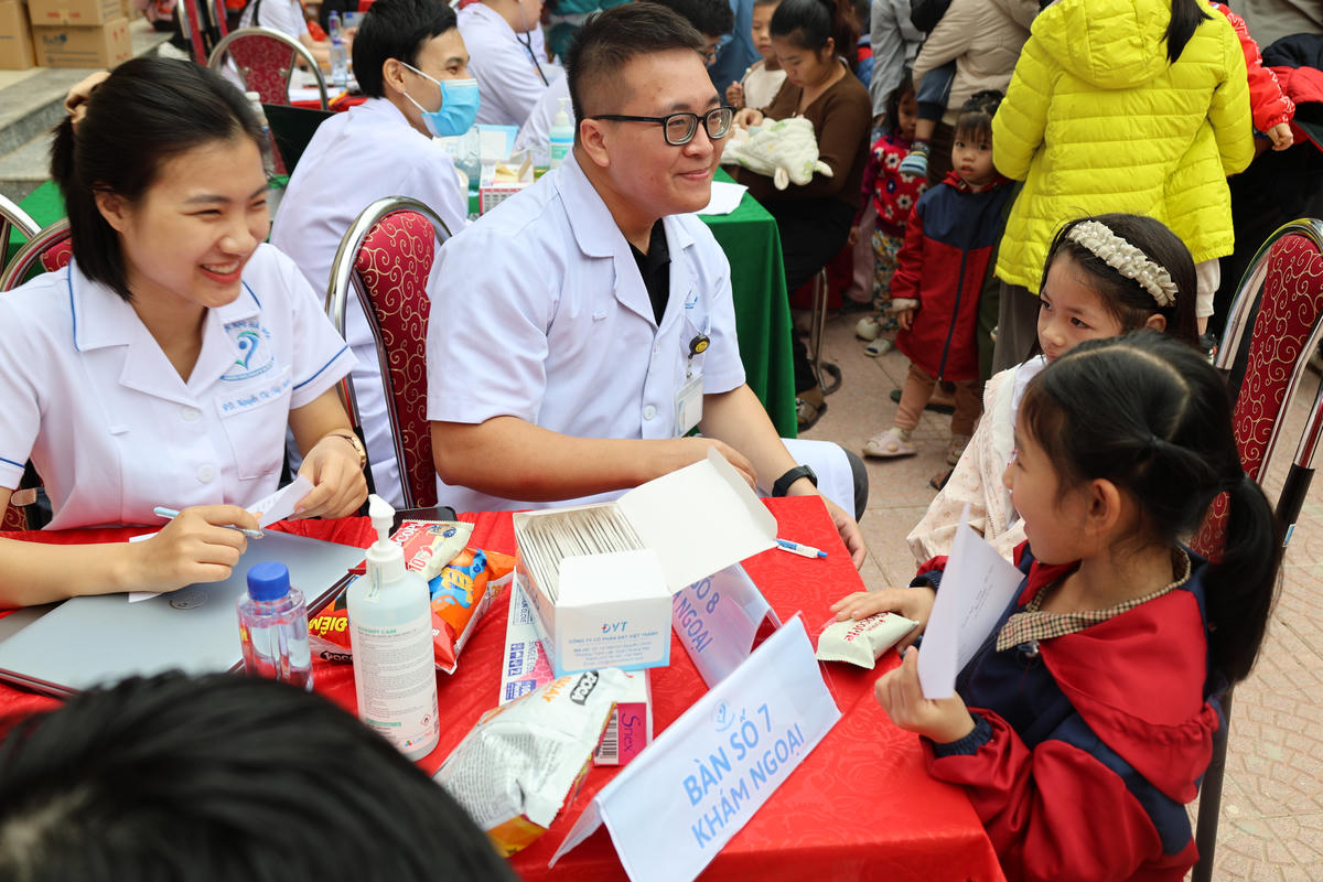 Thăm khám miễn phí cho gần 1.000 trẻ em ở xã miền núi Thanh Hoá