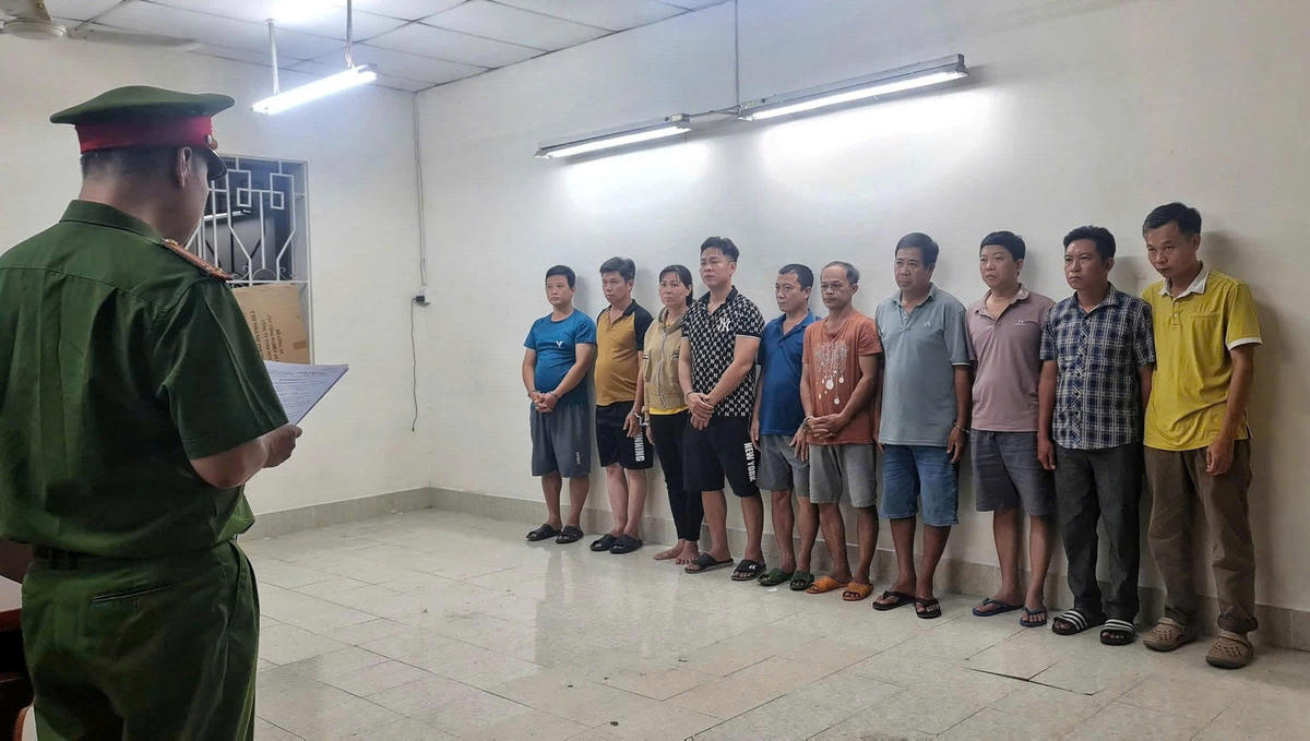Công an làm việc với nhóm đối tượng liên quan đến đường mua bán, tàng trữ trái phép vũ khí. Ảnh: CA.