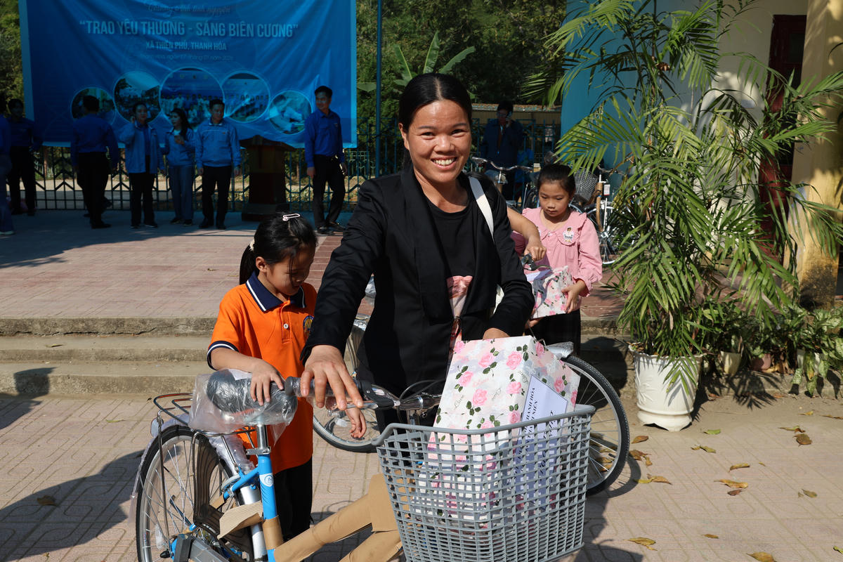 Thăm khám miễn phí cho gần 1.000 trẻ em ở xã miền núi Thanh Hoá