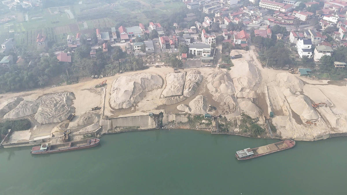 Lào Cai: Khởi tố 3 đối tượng về hành vi điều hành, tổ chức hoạt động khai thác cát trái phép trên sông Hồng