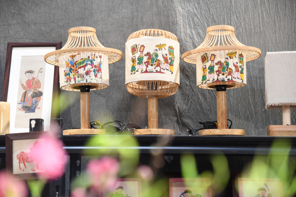 Không gian ứng dụng đưa di sản tranh Đông Hồ ứng dụng vào đời sống. Ảnh: Phạm Sỹ.