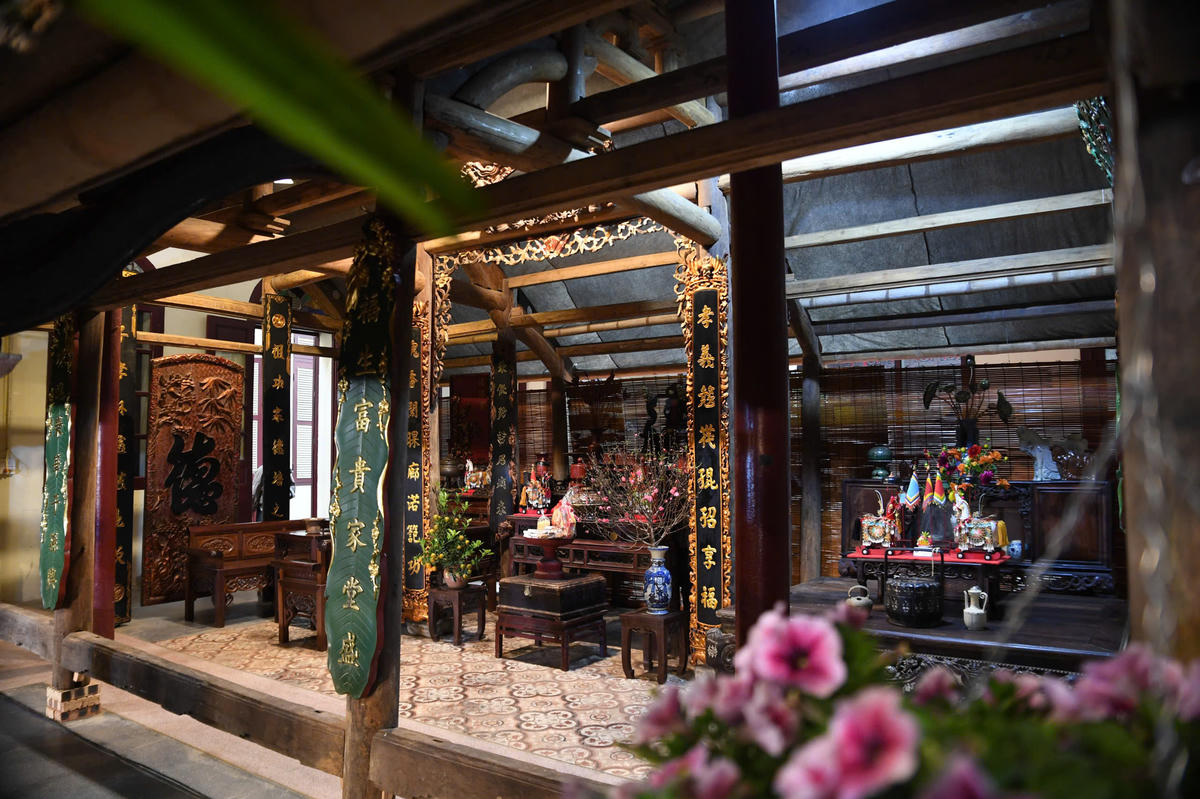 Không gian sinh hoạt Tết, từ nếp nhà cổ đến gian thờ gia tiên, được tái hiện sinh động, tạo nên bức tranh văn hóa giàu cảm xúc và chiều sâu truyền thống. Ảnh: Phạm Sỹ.