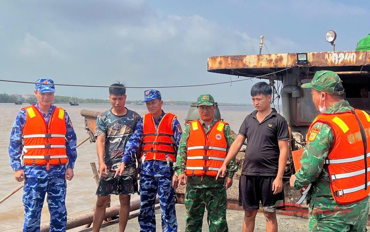 Cảnh sát biển kiểm tra, xử lý tàu khai thác cát vi phạm. Ảnh: Đoàn Trinh sát số 2 cung cấp.