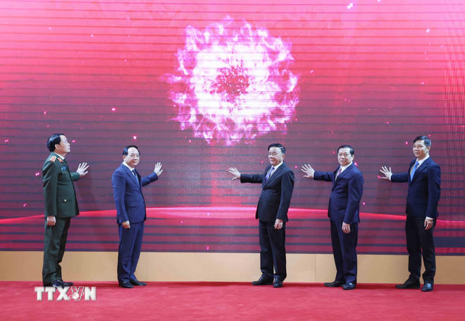 Thường trực Ban Bí thư Trần Cẩm Tú cùng các đại biểu khai trương ứng dụng của ngành Tuyên giáo và Dân vận trên điện thoại di động. (Ảnh: Phương Hoa/TTXVN)