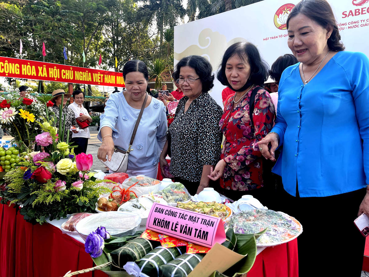 Người dân tham quan mâm cơm ngày Tết của Ban Công tác Mặt trận Khóm Lê Văn Tám, phường Long Châu. Ảnh: Quốc Trung&nbsp;