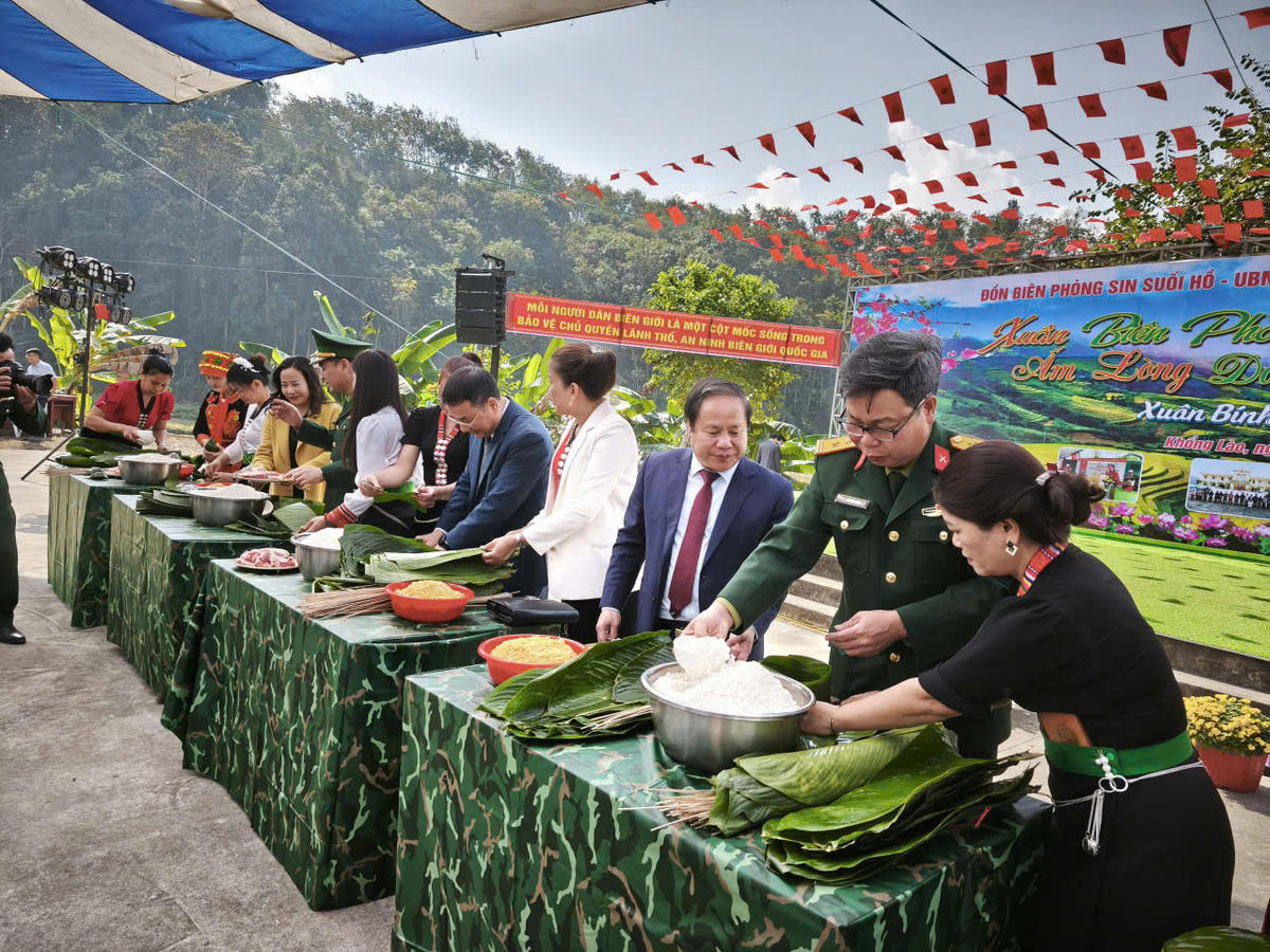 Lãnh đạo tỉnh Lai Châu tham gia gói bánh chưng cùng dân bản. Ảnh: Hân Nguyễn.