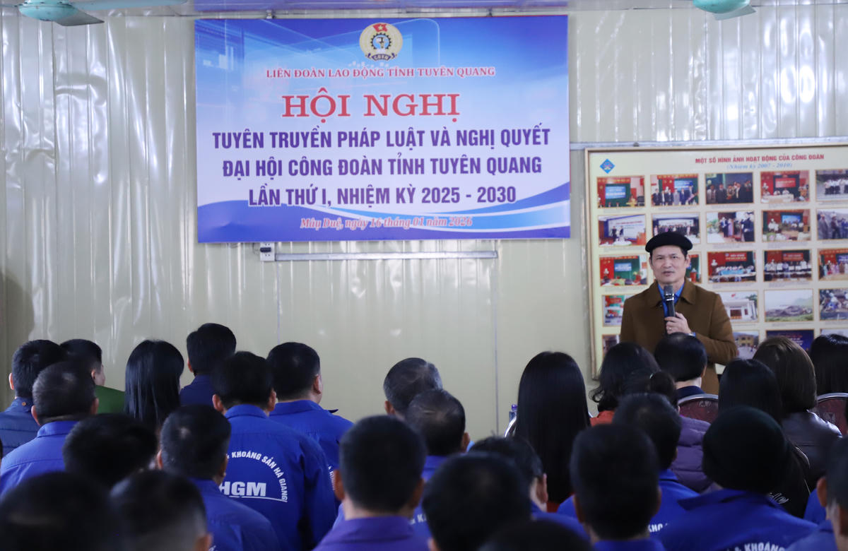 Ông Triệu Tài Phong - Chủ tịch Liên đoàn Lao động tỉnh Tuyên Quang phát biểu nhấn mạnh vai trò của tổ chức Công đoàn trong việc trang bị “lá chắn pháp luật” cho người lao động vùng cao. Ảnh: N.Q