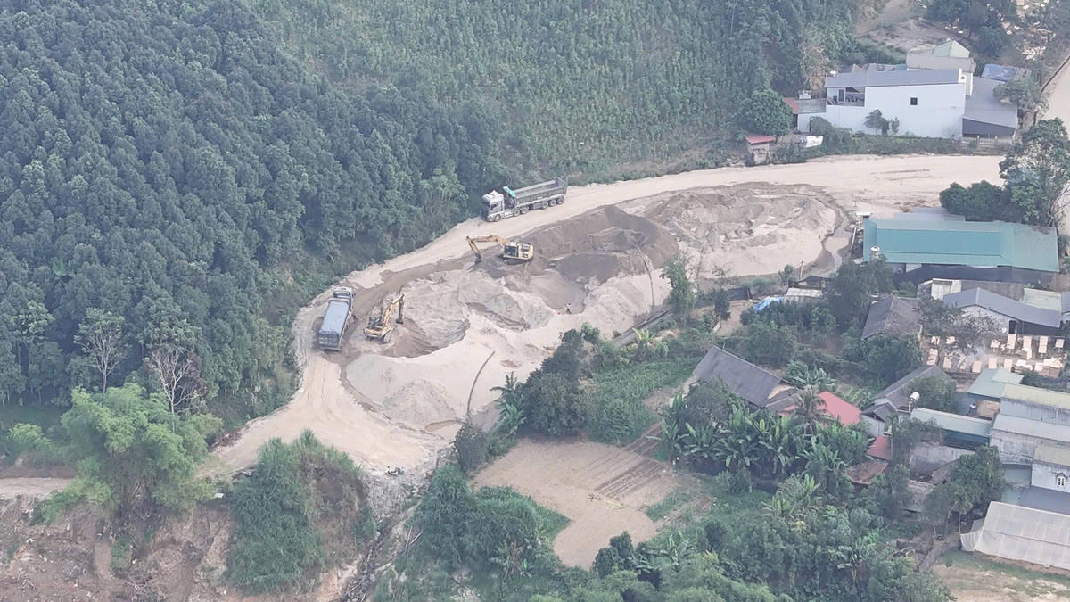 Các điểm tập kết cát trái phép trên Sông Hồng ở Lào Cai. Ảnh: ANTV Lào Cai.