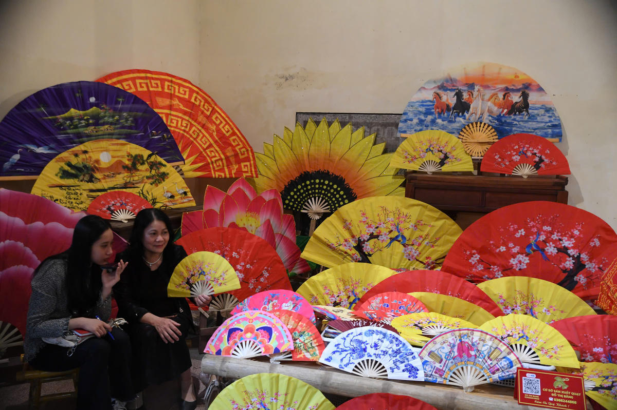 Bạn trẻ tìm hiểu về nghề làm quạt truyền thống. Ảnh: Phạm Sỹ.