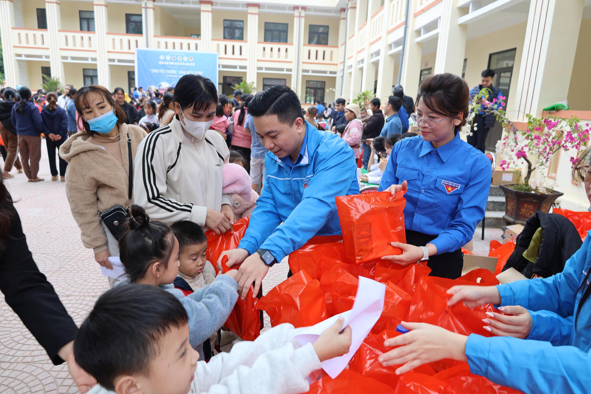 Thăm khám miễn phí cho gần 1.000 trẻ em ở xã miền núi Thanh Hoá