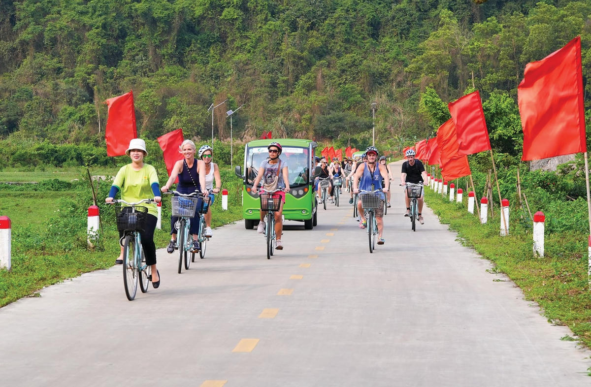 Phương tiện phổ biến cho khách du lịch đi thăm thú cảnh quan làng Việt Hải (đặc khu Cát Hải) là xe đạp. Ảnh: PT.&nbsp;. 