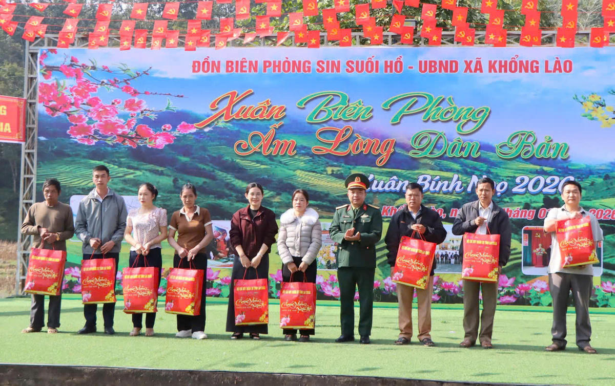 Nhiều phần quà ý nghĩa được trao cho người dân. Ảnh: Hân Nguyễn.