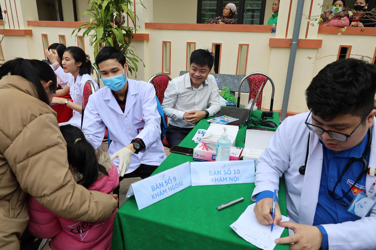 Thăm khám miễn phí cho gần 1.000 trẻ em ở xã miền núi Thanh Hoá