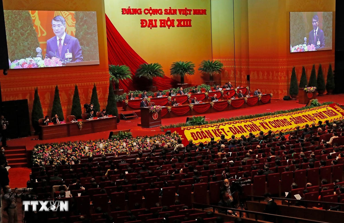 Đại hội nghe đồng chí Lê Minh Hưng, Trưởng Đoàn Thư ký Đại hội, đọc Dự thảo Nghị quyết Đại hội XIII của Đảng. (Ảnh: TTXVN).