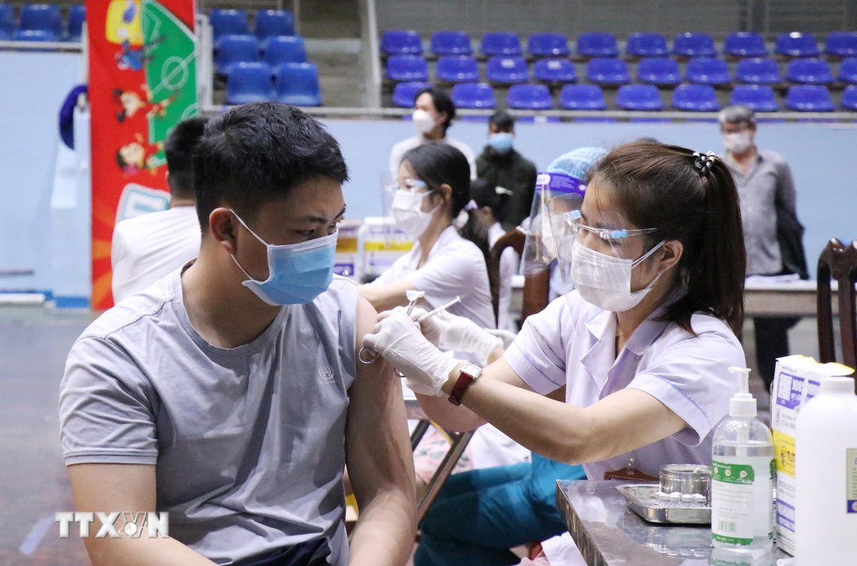 Tiêm vaccine phòng COVID-19 cho người dân thành phố Buôn Ma Thuột. (Ảnh: Tuấn Anh/TTXVN).