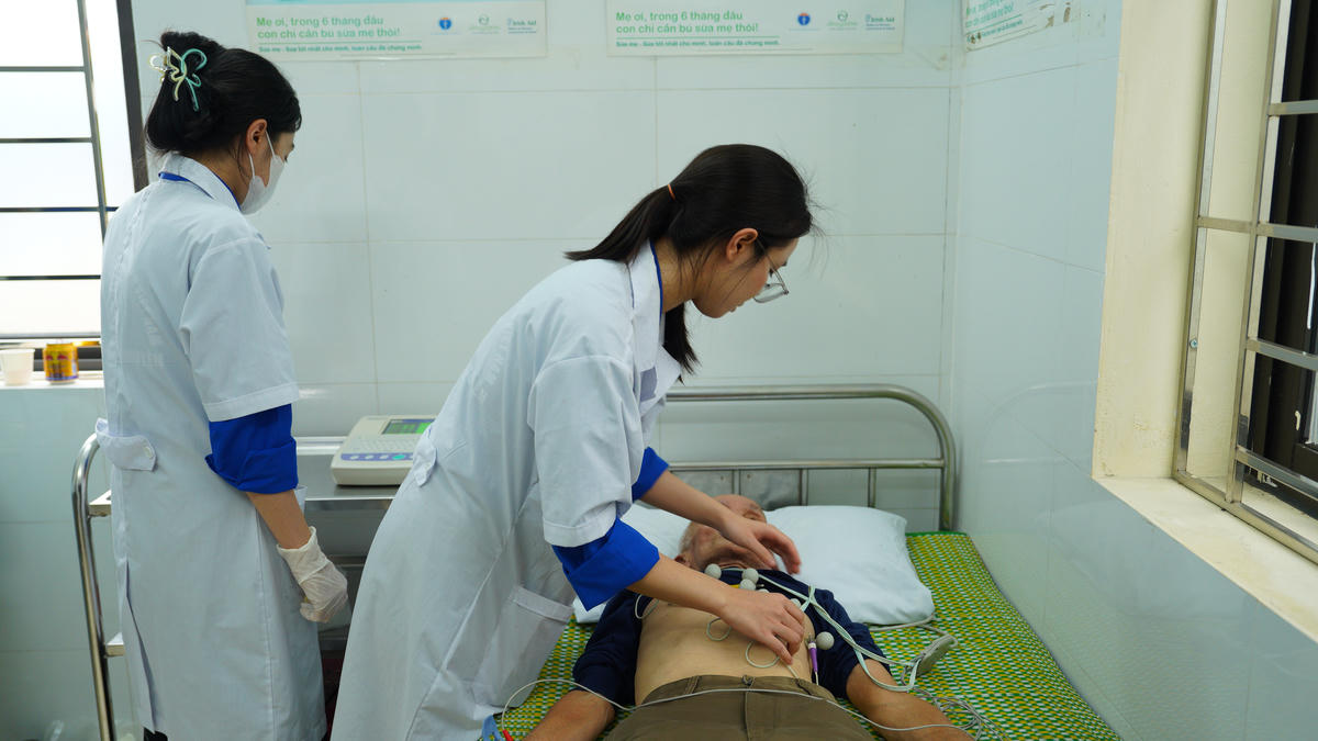 Người dân xã Kiều Phú được khám, tư vấn về sức khỏe.