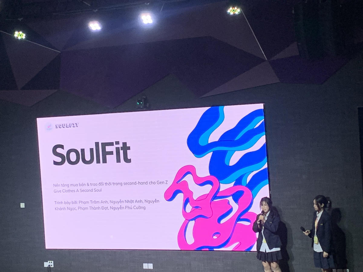 Đội dự thi đến từ Trường THPT Chu Văn An (Hà Nội) trình bày tại vòng chung kết.