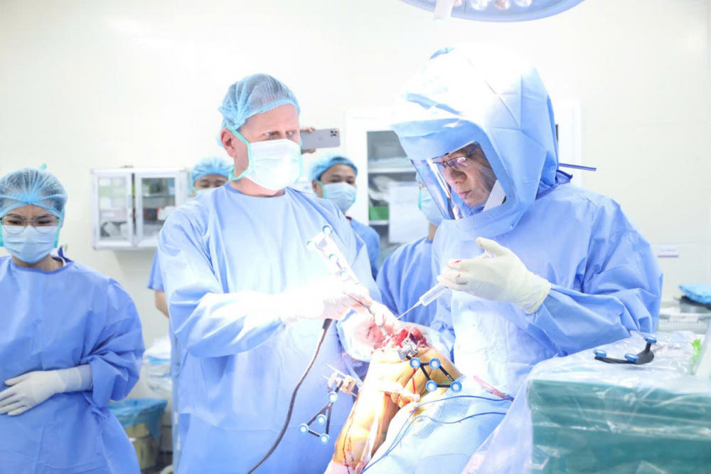Các bác sĩ tại Bệnh viện Đại học Y Hà Nội triển khai hệ thống robot trong phẫu thuật thay khớp gối toàn phần. Ảnh: BVCC.