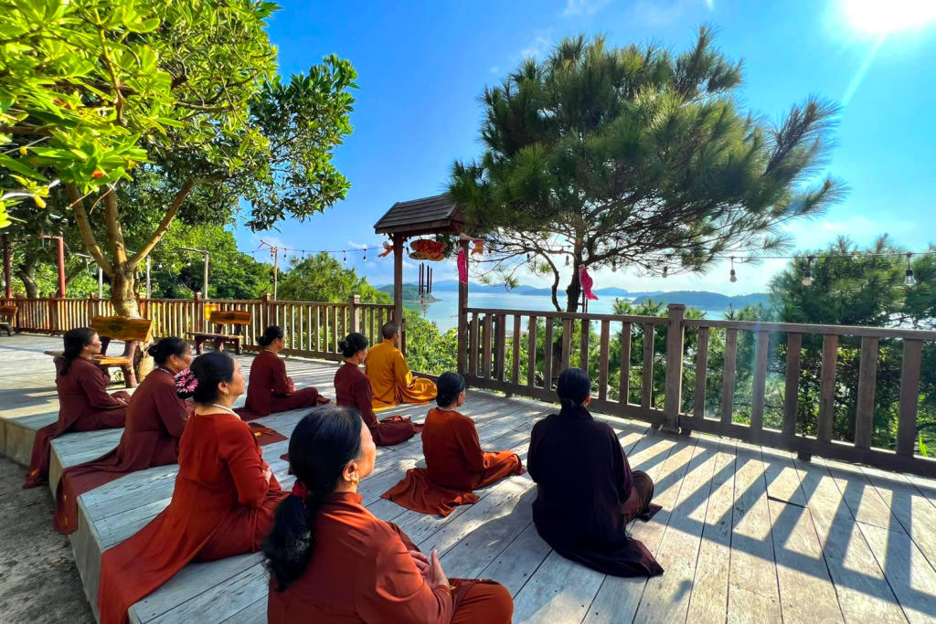 Sau khi chiêm ngưỡng phong cảnh chùa, du khách có thể dừng chân ngồi thiền, lắng lại tâm hồn trong không gian tĩnh tại. Ảnh:&nbsp;chùa Trúc Lâm Cô Tô