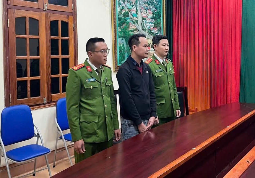 Nguyễn Văn Hướng (đứng giữa) tại Cơ quan điều tra. Ảnh: C.T