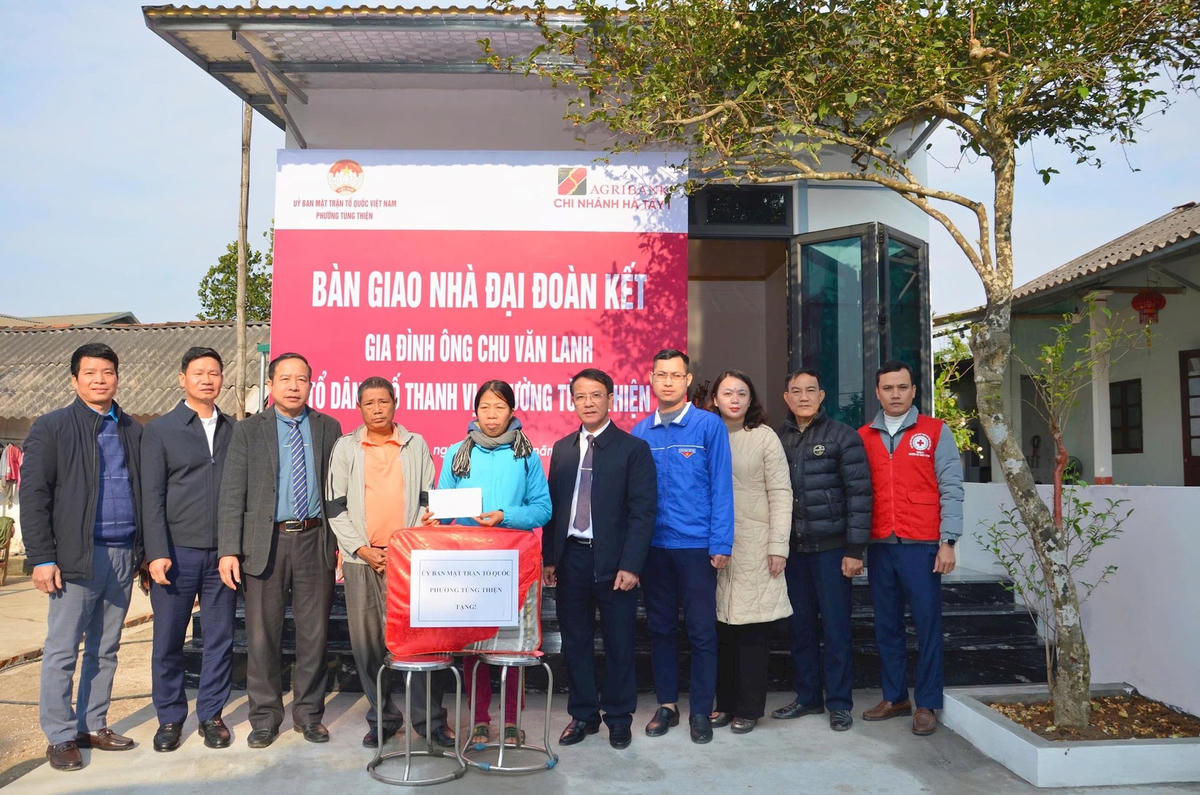 Ủy ban MTTQ Việt Nam phường Tùng Thiện (Hà Nội) và các nhà hảo tâm tặng quà gia đình ông Chu Văn Lanh.