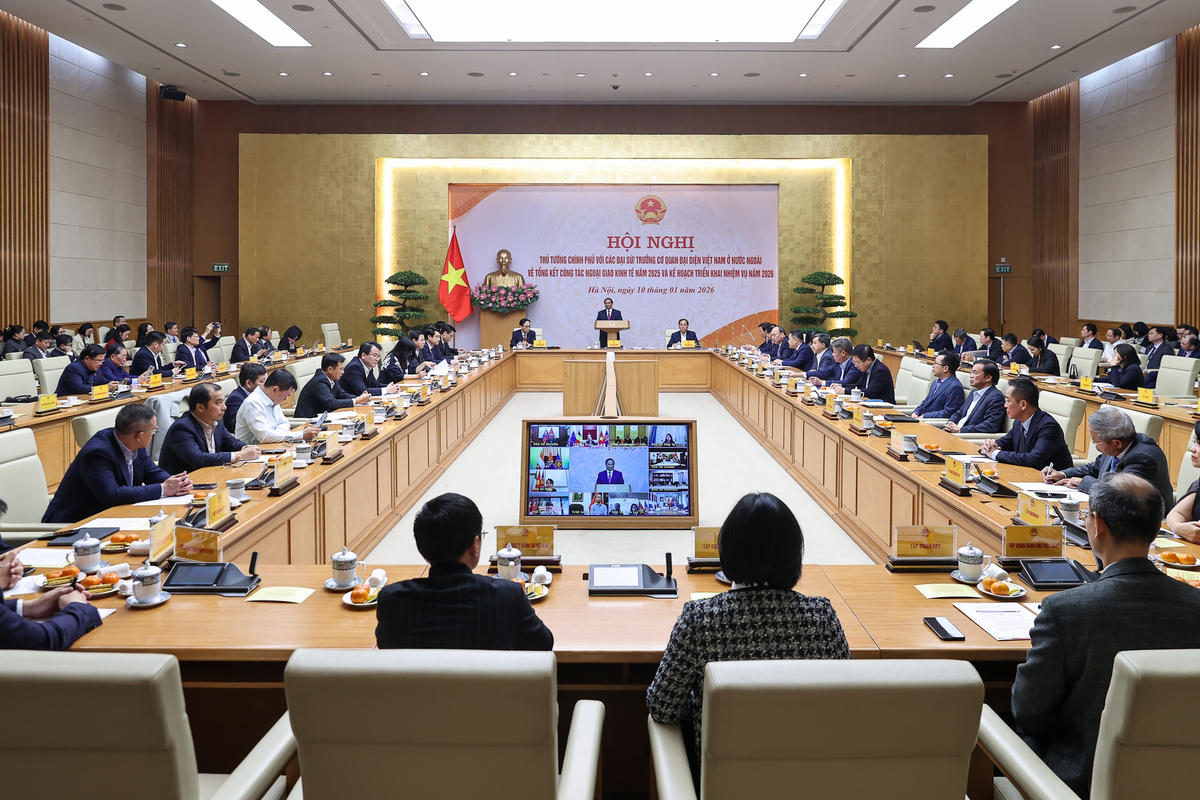 Tại Hội nghị trực tuyến với các Đại sứ, Trưởng Cơ quan đại diện Việt Nam ở nước ngoài về tổng kết công tác ngoại giao kinh tế năm 2025 và triển khai nhiệm vụ năm 2026, tối 10/1, Thủ tướng Chính phủ Phạm Minh Chính yêu cầu các bộ, ngành, địa phương, doanh nghiệp, nhất là các cơ quan đại diện Việt Nam ở nước ngoài phải thúc đẩy làm mới các động lực tăng trưởng truyền thống, đẩy mạnh khai thác hiệu quả các động lực tăng trưởng mới - Ảnh: VGP/Nhật Bắc