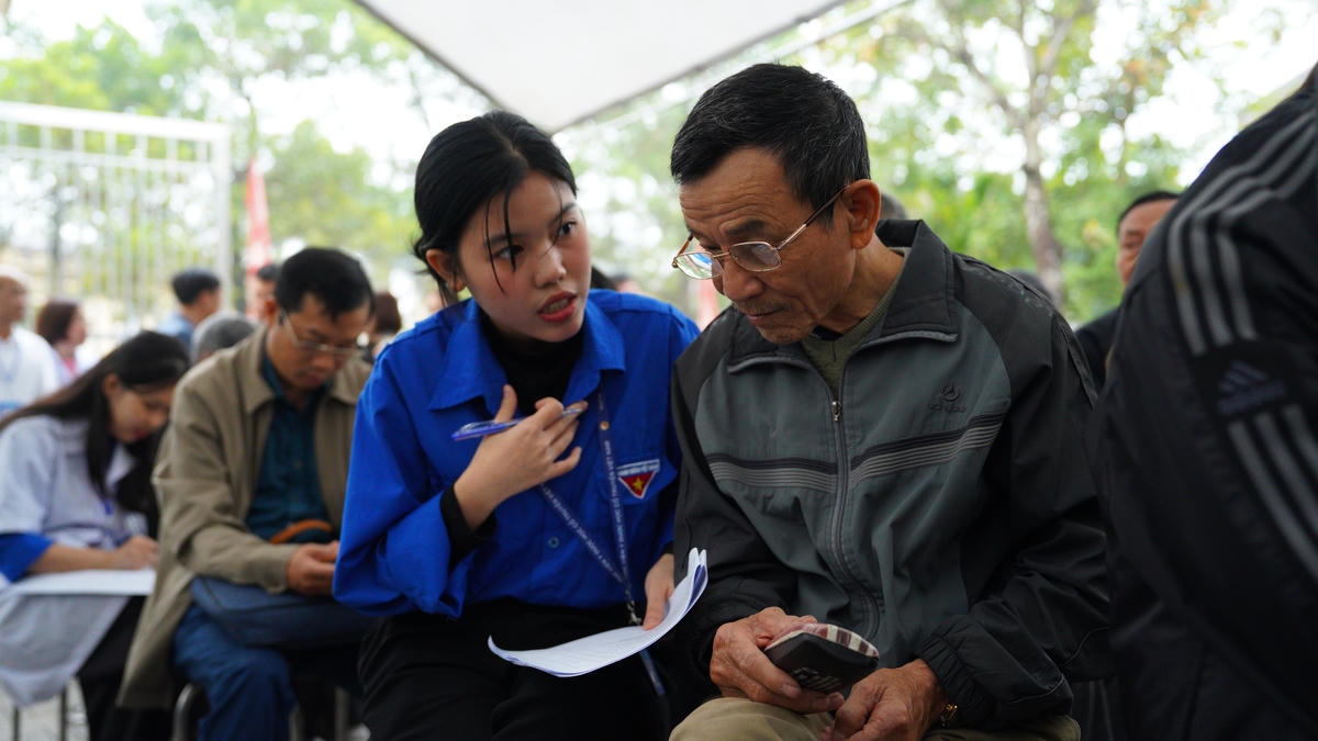 Thanh niên tình nguyện hỗ trợ, tư vấn sức khoẻ cho người dân xã Kiều Phú.