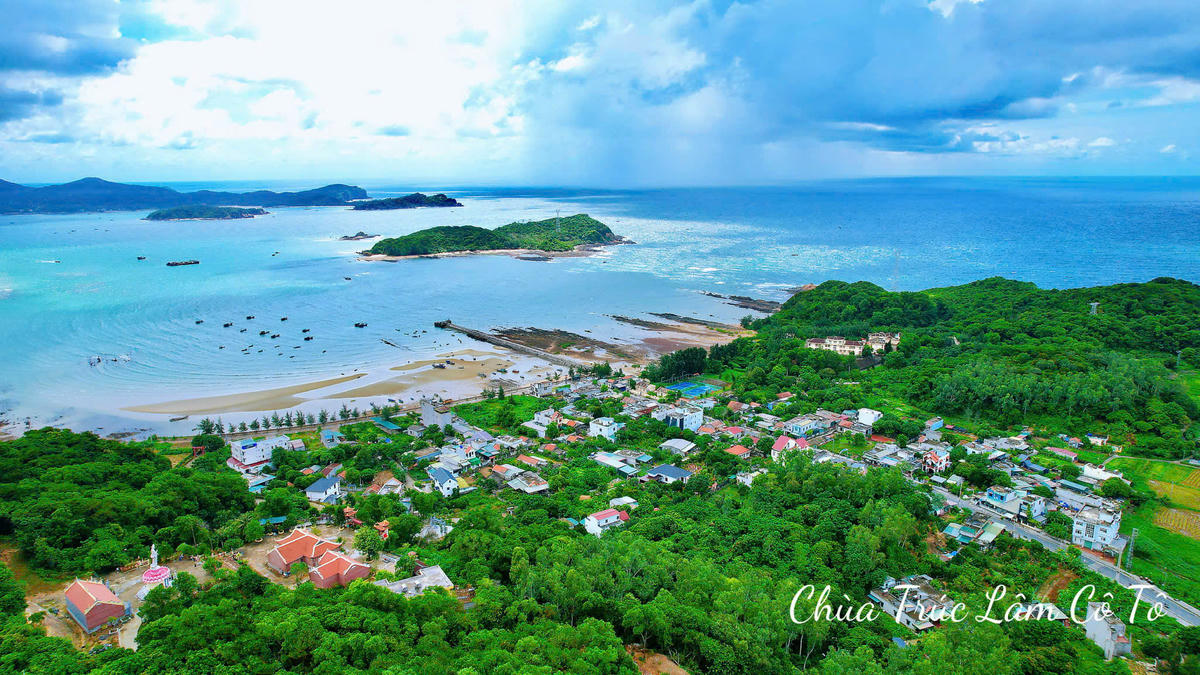 Chùa Trúc Lâm Cô Tô tọa lạc trên không gian rộng rãi, hài hòa, giữa bao la biển trời