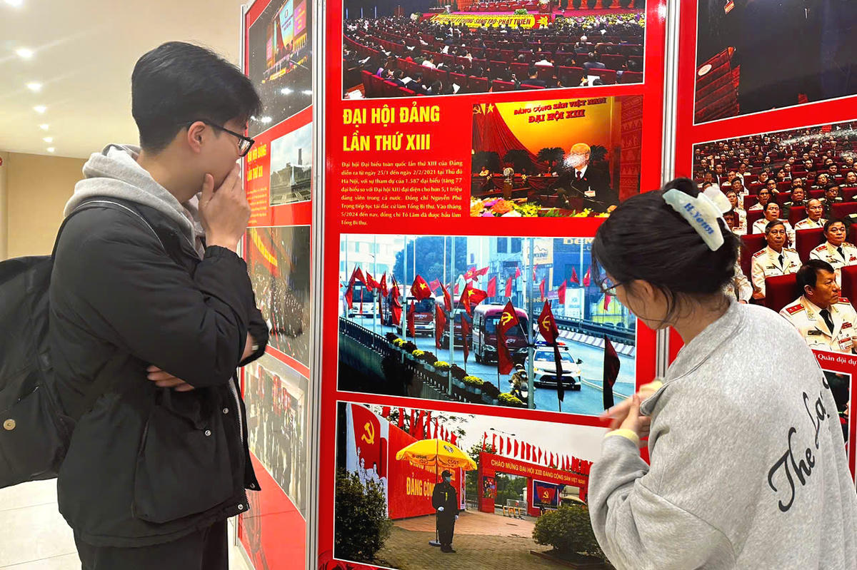 Khán giả trẻ hào hứng với những bộ phim cách mạng. Ảnh: Thu Mai.