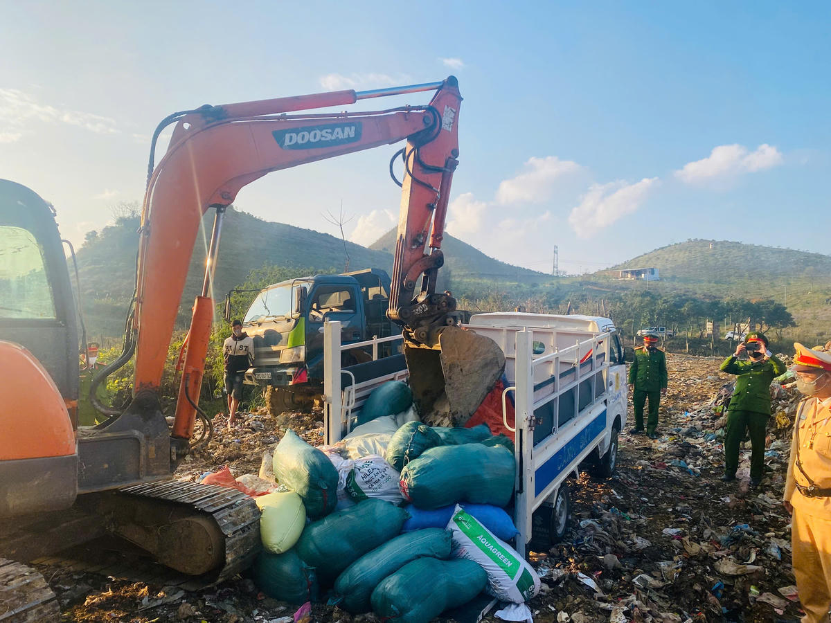 Lực lượng chức năng tiến hành tiêu hủy&nbsp;1,3 tấn nội tạng động vật không rõ nguồn gốc. Ảnh: CT.