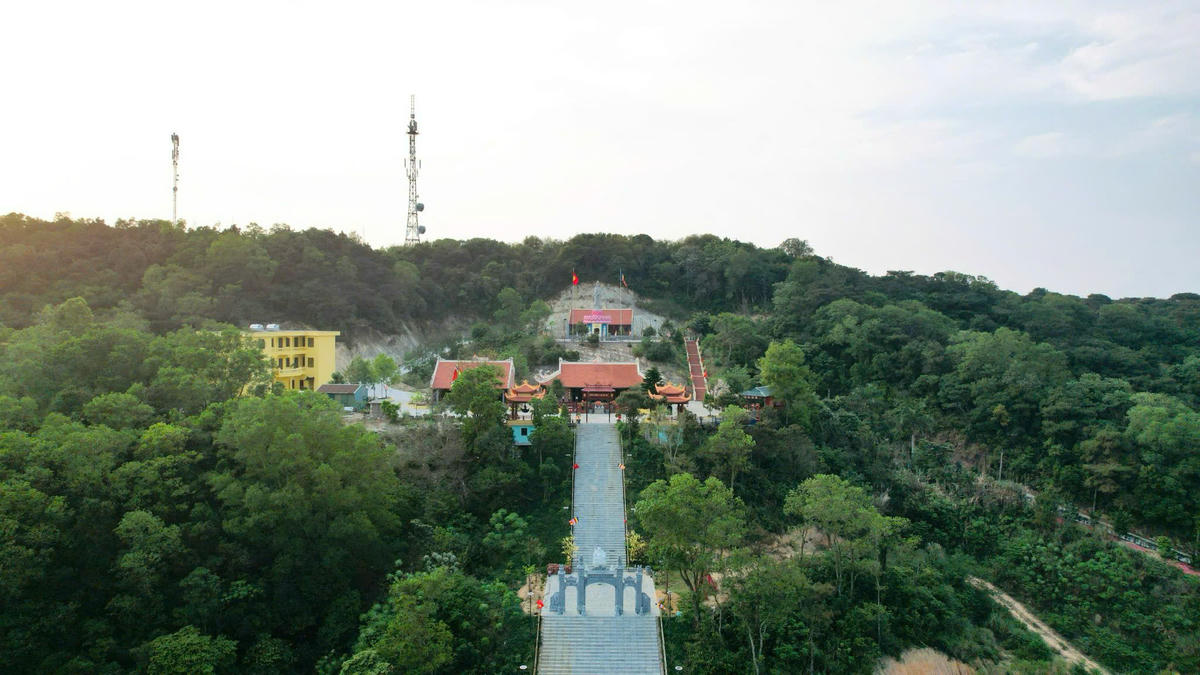 Nằm trên diện tích hơn 2,5ha, chùa được xây dựng theo phong cách kiến trúc Phật giáo . Trúc Lâm Yên Tử